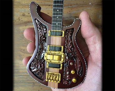 Lemmy Signature Carved Bass Miniatur